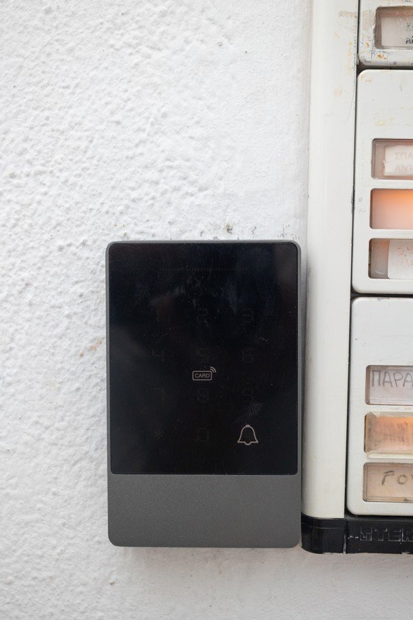 Αυτόνομη είσοδος με κωδικό / κάρτα