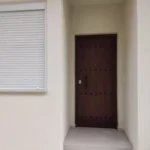 εξωπορτα απο εξω.jpg